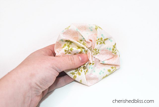 Super quick and easy Ruched Fabric Flower Tutorial. Instructions for both sewing machine and hand sewing! #sewing #tutorial