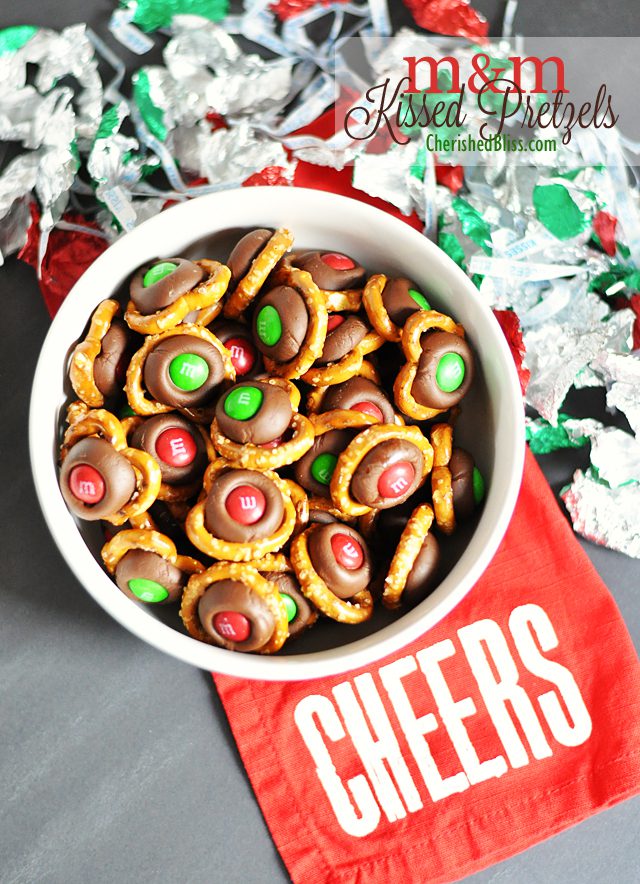 A fun treat and the perfect Christmas Dessert to make with kids! Everyone is sure to love these M&M Kissed Pretzels! 