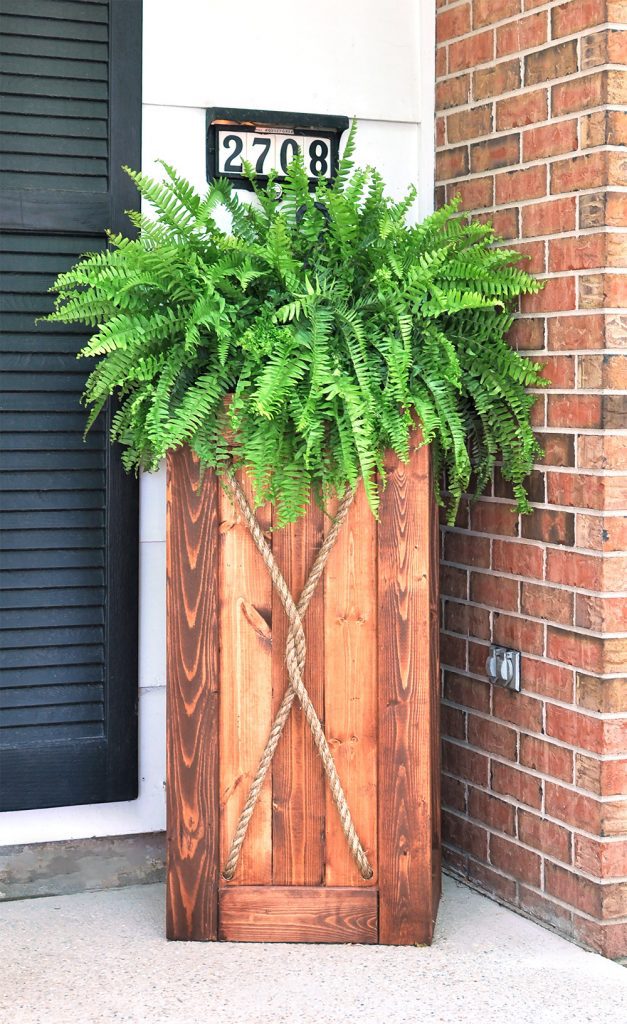 Easy DIY Summer Projects are the best and this Wooden Planter is easy to build! 