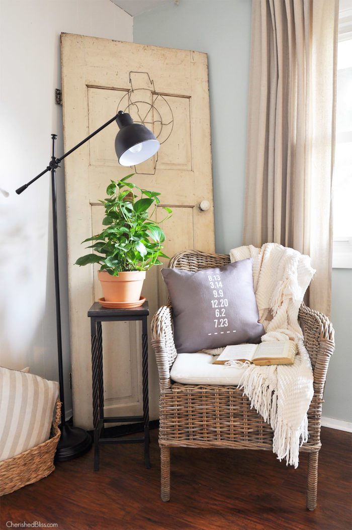 This Farmhouse Reading Nook is the perfect place to catch up your newest read or sip a cup of freshly brewed coffee. 