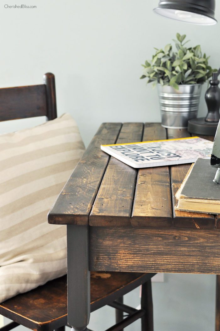 Get the free plans for this easy to build Farmhouse Writing Table! 