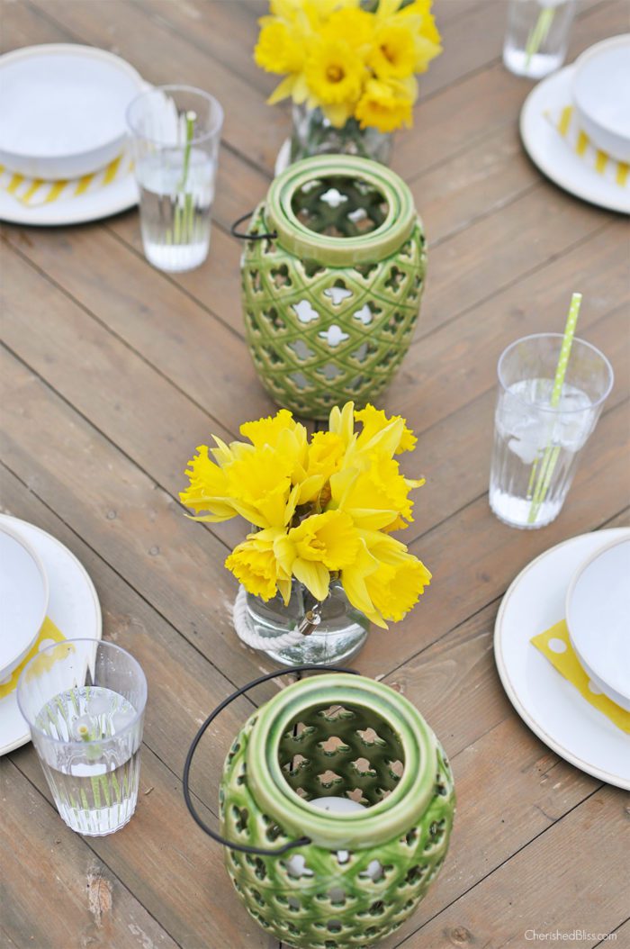 Throw a simple outdoor party with these quick tips for Outdoor Entertaining to keep your stress level low and fun-having high!