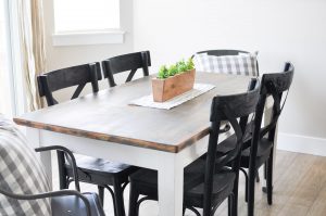 Take a tour of this simple Summer Dining Room. Offering the perfect blend of modern, simplistic and farmhouse, this space is definitely easy to recreate!