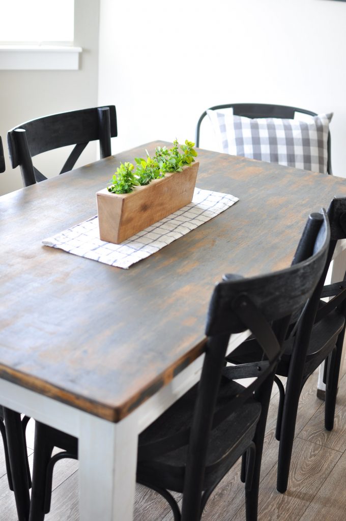 Take a tour of this simple Summer Dining Room. Offering the perfect blend of modern, simplistic and farmhouse, this space is definitely easy to recreate!