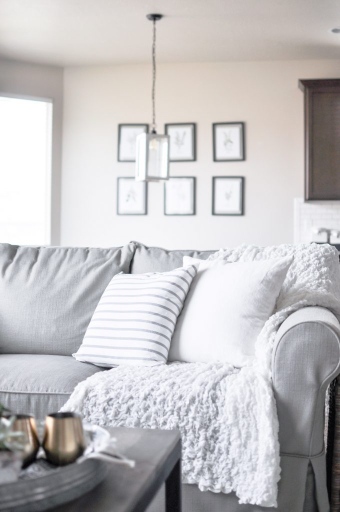 Our home consists of neutral, simple and easy to manage decor this summer! I'd love fo ryou to come take a peek into our Modern Farmhouse Summer Living Room