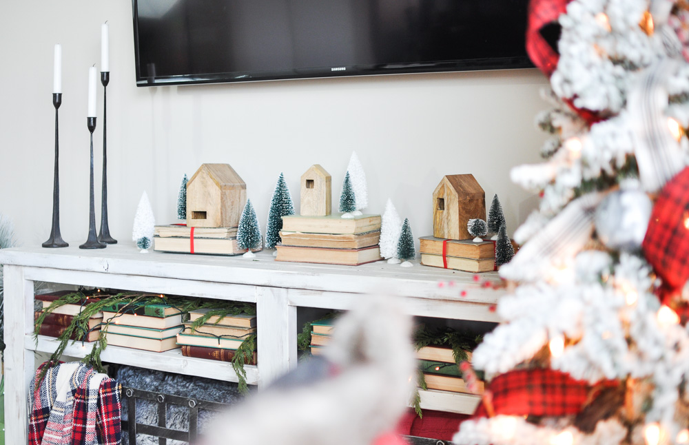 Come take a peek into this Living Room all decorated for Christmas and get a few tips on Christmas Mantel Decor! 