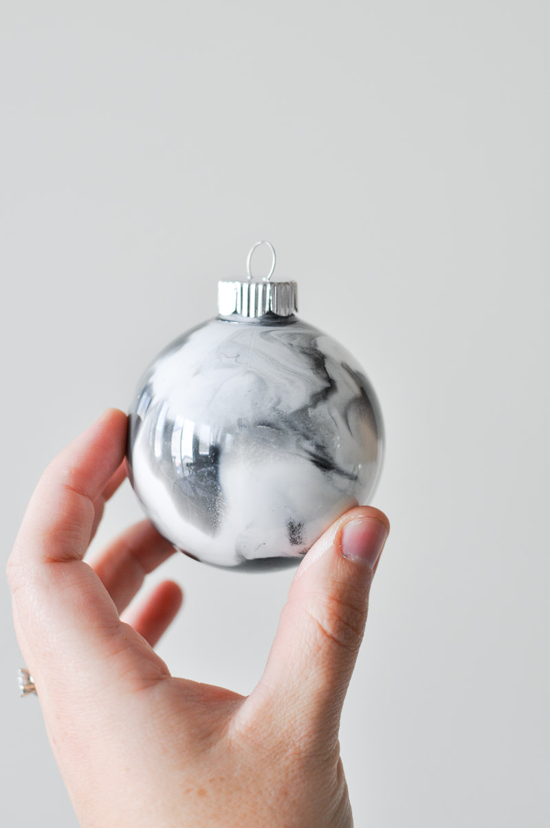 Marbling has never been so easy! With these simple instructions you can create the marbled Christmas ornaments of your dreams in any color you wish!