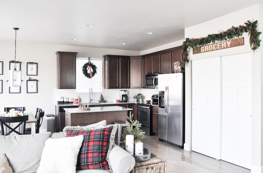 Come take a tour of this Christmas Kitchen & Dining Room along with 25 other bloggers! Simple touches are all thats needed to bring Christmas into your home