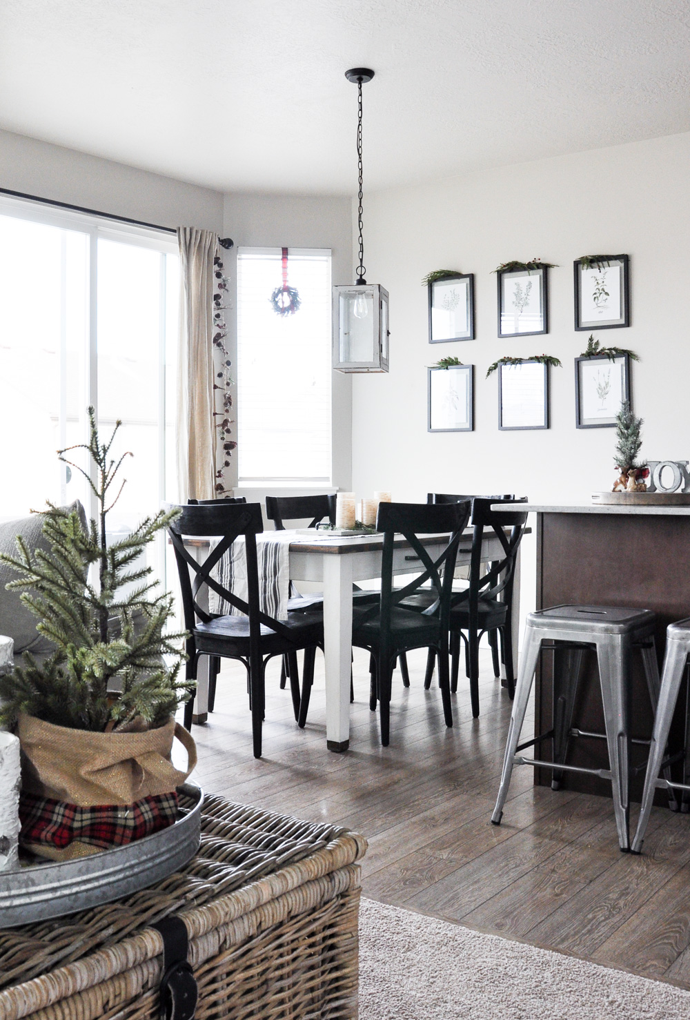 Come take a tour of this Christmas Kitchen & Dining Room along with 25 other bloggers! Simple touches are all thats needed to bring Christmas into your home