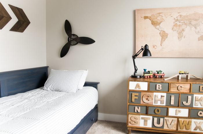 Every little boy needs a big boy bedroom at some point or another and this Navy and Gray Big Boy Bedroom is the perfect blend of simple, functional and stylish. 