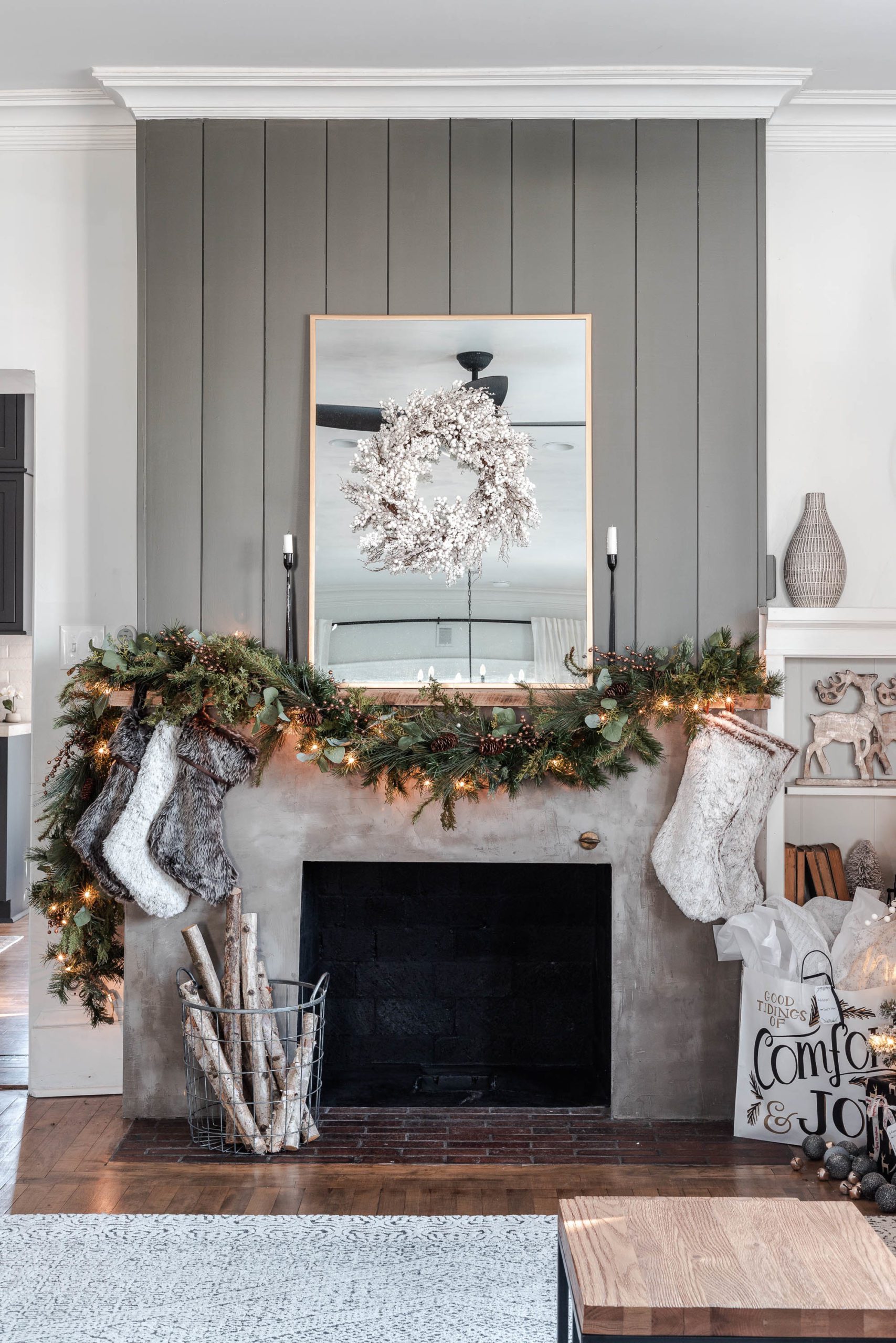 Simple Christmas Mantel Decorating Ideas with Simple Decor